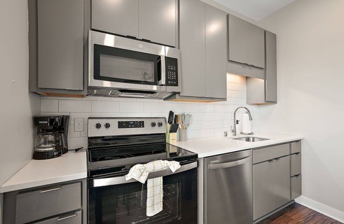 Downtown Minneapolis Apartment | CozySuites in Marquee Studio Queen with pool & gym