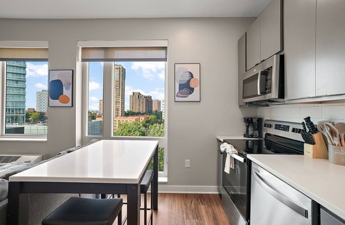 Downtown Minneapolis Apartment | CozySuites in Marquee Studio Queen with pool & gym