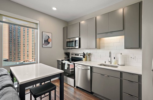 Downtown Minneapolis Apartment | CozySuites in Marquee Studio Queen with pool & gym