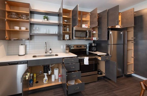 Central Business District Apartment | Cozysuites l Dream 1BR in Downtown Cincinnati