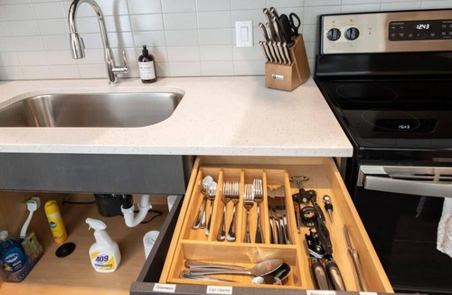 Central Business District Apartment | Cozysuites l Dream 1BR in Downtown Cincinnati