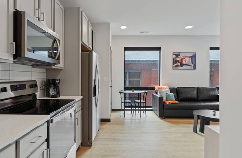 Lockerbie Square Apartment | CozySuites Mass w/parking, lounge & roof deck #18