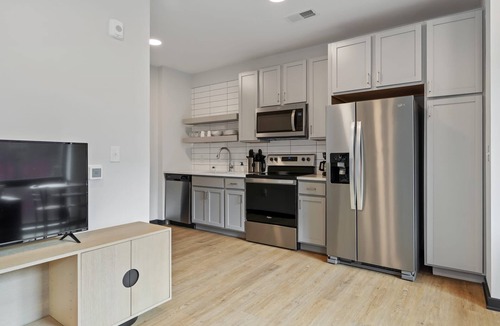 Lockerbie Square Apartment | CozySuites Mass w/parking, lounge & roof deck #18