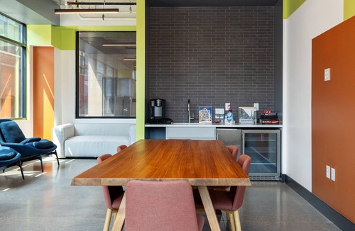 Lockerbie Square Apartment | CozySuites Mass w/parking, lounge & roof deck #18