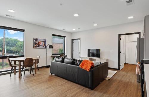 Lockerbie Square Apartment | CozySuites Mass with lounge and roof deck #19
