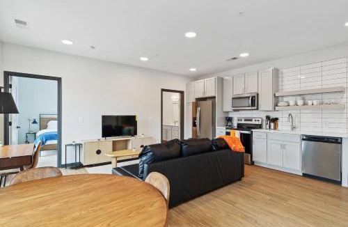 Lockerbie Square Apartment | CozySuites Mass with lounge and roof deck #19