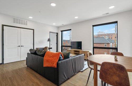 Lockerbie Square Apartment | CozySuites Mass with lounge and roof deck #20