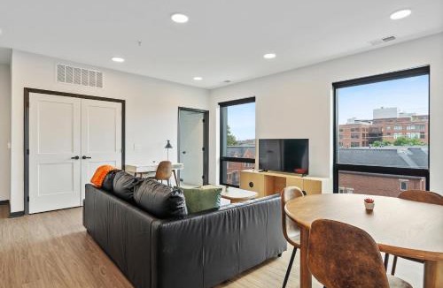 Lockerbie Square Apartment | CozySuites Mass with lounge and roof deck #21
