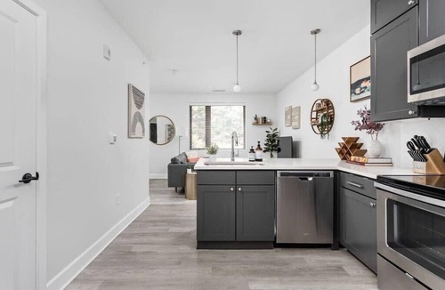 Meridian-Kessler Apartment | CozySuites Modern Studio in Meridian Kessler