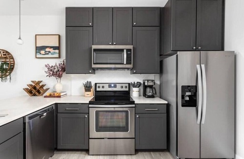 Meridian-Kessler Apartment | CozySuites Modern Studio in Meridian Kessler