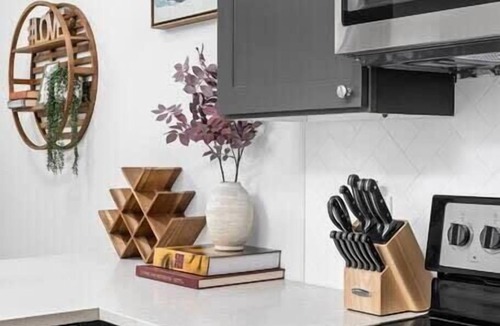 Meridian-Kessler Apartment | CozySuites Modern Studio in Meridian Kessler