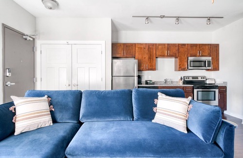 Music Row Apartment | CozySuites Music Row Bold 1BR in Midtown Nashville