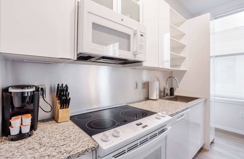 Downtown Cincinnati Apartment | CozySuites Sky Central #7