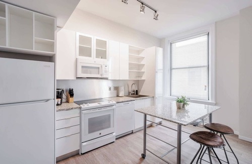 Downtown Cincinnati Apartment | CozySuites Sky Central #7