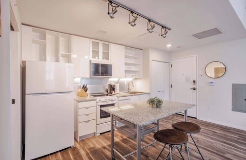 Downtown Cincinnati Apartment | CozySuites Sky Central #17