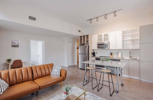 Downtown Cincinnati Apartment | CozySuites Sky Central #18