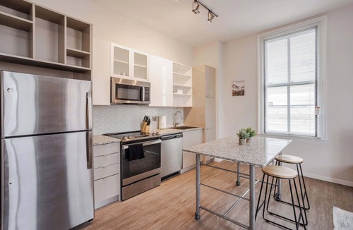 Downtown Cincinnati Apartment | CozySuites Sky Central #18