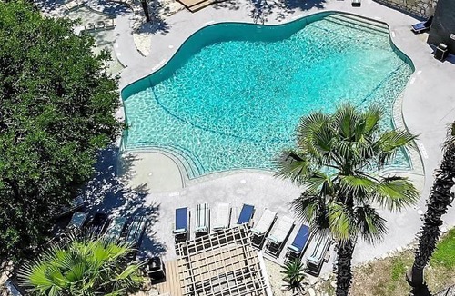 Barton Hills Apartment | CozySuites Studio Skyline Barton Creek #02