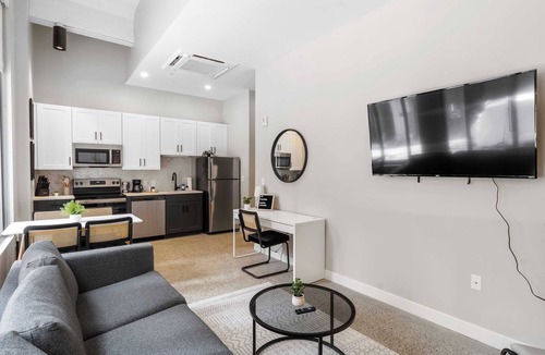 Downtown Cincinnati Apartment | CozySuites Textile | 4BR/4BA Combo (2 Units)