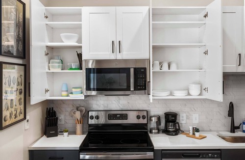 Downtown Cincinnati Apartment | CozySuites Textile | 4BR/4BA Combo (2 Units)