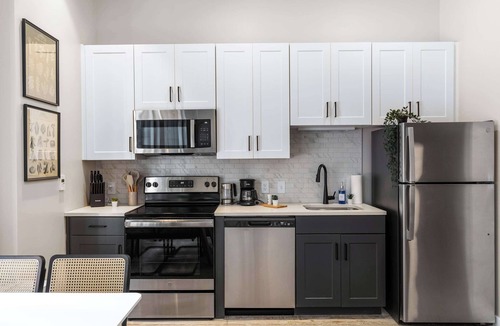 Downtown Cincinnati Apartment | CozySuites Textile | 4BR/4BA Combo (2 Units)