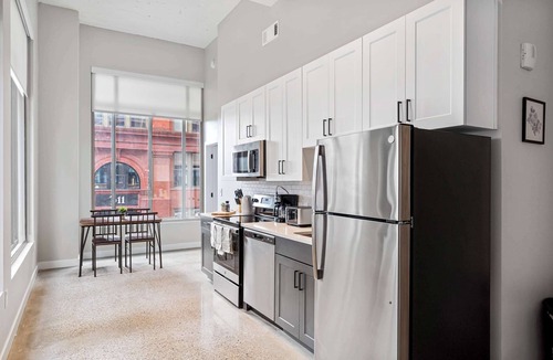 Downtown Cincinnati Apartment | CozySuites Textile | 4BR/4BA Combo (2 Units)