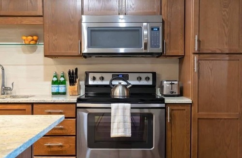 Downtown Dallas Apartment | CozySuites TWO Lovely 2BR 2BA Condo