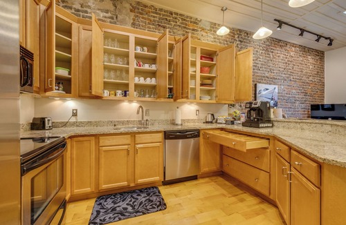 Bristol Apartment | CozyUrbanLoft-Coffee to Concerts,Walk Everywhere!
