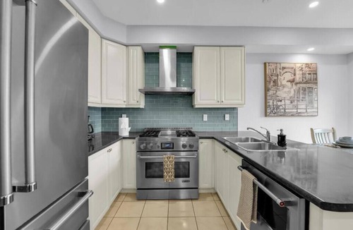 Mount Pleasant House | CozyVibe Stays: Spacious Family Friendly 3BR Townhome