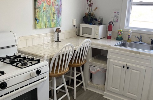 Livingston Apartment | Cozzy Get Away Priv. Apt/St BarnabaS Hosp/NYC/EWR