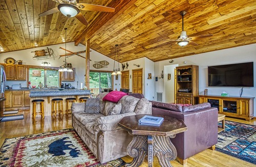 Dryfork House | CR1290- Private Cabin! Hot tub!
