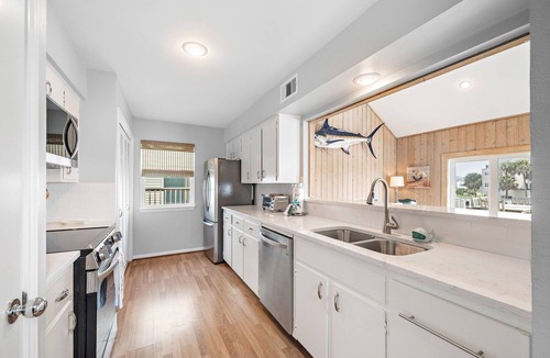 Pirates Beach House | Crab Claw | Pet-friendly, Water Views + Large Deck