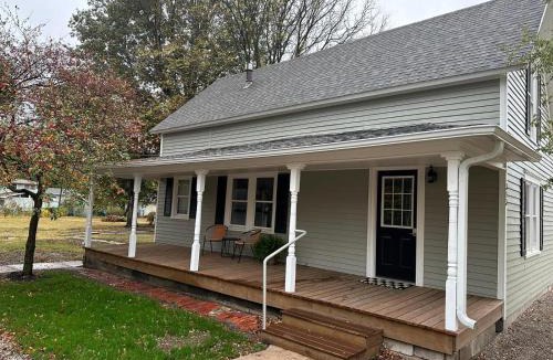Hesston House | Crabapple Cottage