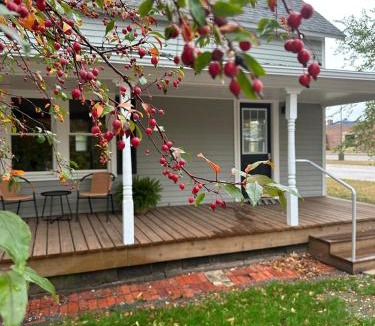 Hesston House | Crabapple Cottage