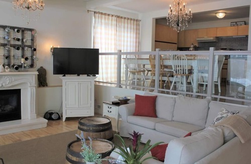 Prince Edward House | Craft & Vineyard House - Waterview Home in Picton