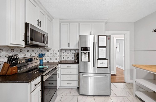 Joplin House | Craftsman Bungalow W/King Beds & Stocked Kitchen.