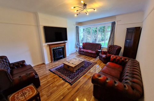 Bournemouth Villa | Cragside Villa with Hot Tub