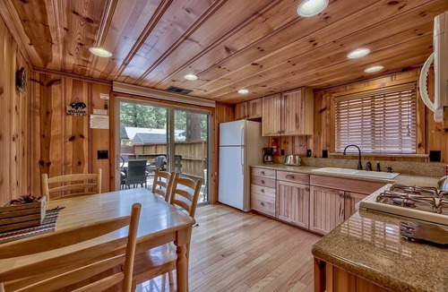 Bijou Pines Cabin | Craig's Cozy Cabin: Hot Tub, BBQ, Pets