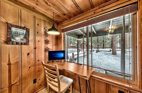 Bijou Pines Cabin | Craig's Cozy Cabin: Hot Tub, BBQ, Pets