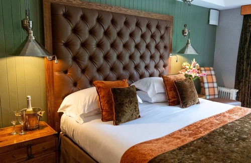 Pitlochry House | Craigmhor Lodge & Courtyard