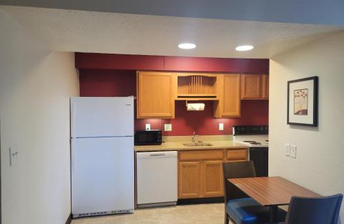 Maryland Heights Hotel | Craigshire Suites St Louis Westport Plaza