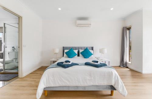 Cranbourne North House | Cranbourne Cottage