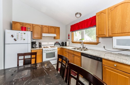Port Stanley Cottage | Crane on Bessie - only a few minutes walk to the Beach!