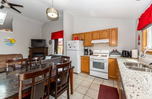 Port Stanley Cottage | Crane on Bessie - only a few minutes walk to the Beach!