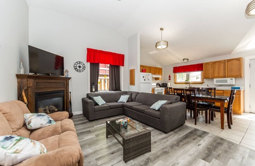 Port Stanley Cottage | Crane on Bessie - only a few minutes walk to the Beach!