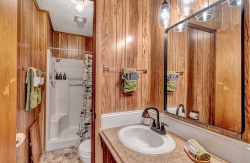 Quitman Hotel | Crappie Cabin - Room 5