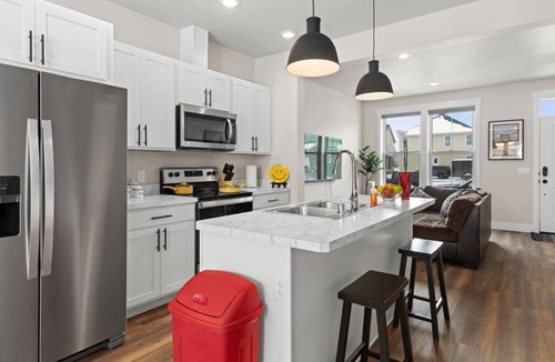 Billings House | Crash with Class in this Townhome