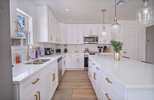 Near East Side Cottage | Create Memories 4br/3ba Near Riverwalk & Downtown!