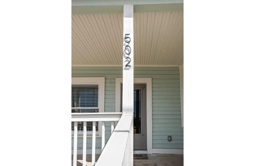 Near East Side House | Create Memories 4BR3BA Near Riverwalk Downtown