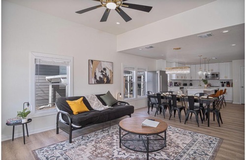 Near East Side House | Create Memories 4BR3BA Near Riverwalk Downtown